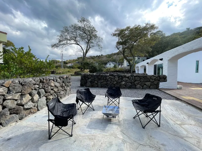 [Jocheon, Jeju] A forest-area accommodation in the eastern part of Jeju Island with a combination of stone walls and mountains 13
