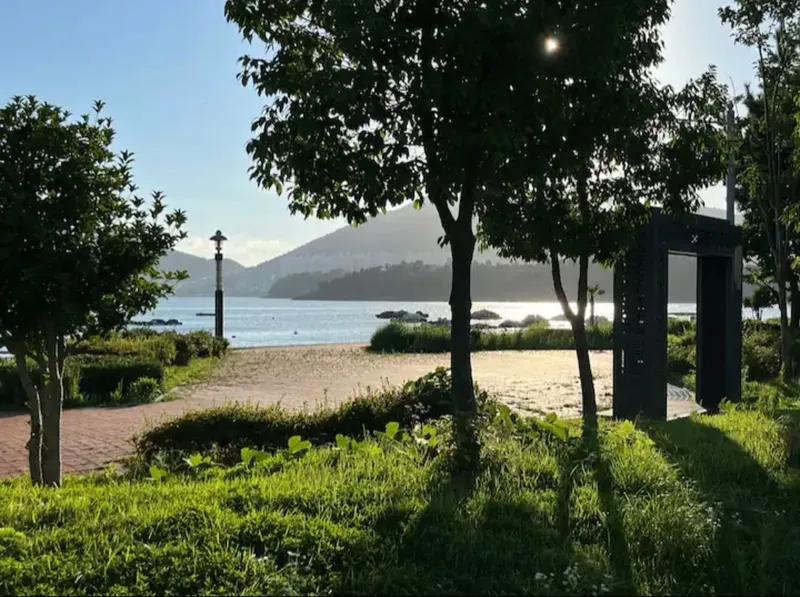 [Yeosu] Yeosu Beach Marina Yacht Club, waterfront swimming pool, romantic pojangmacha (traditional Korean food stall), and free parking are located in front of the accommodation. 20