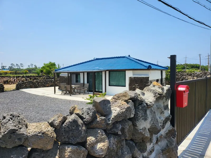 [Gujwa, Jeju] Woljeong Olle-gil Farmhouse #Wide Yard #Camping #5 Minutes to the Beach #Stone Wall #Parking Lot 7