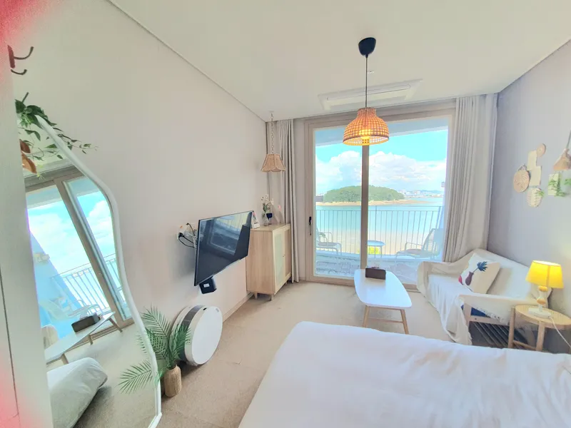[Yeongjong, Incheon] Cool view / Peaceful ocean view. Close to airport (15 minutes away). Washer & dryer. 11