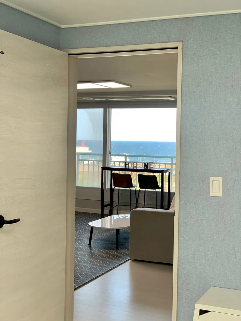 [Aewol, Jeju] Aired on Save Me Holmes Living room sea view Coastal road super close to the sea view 13