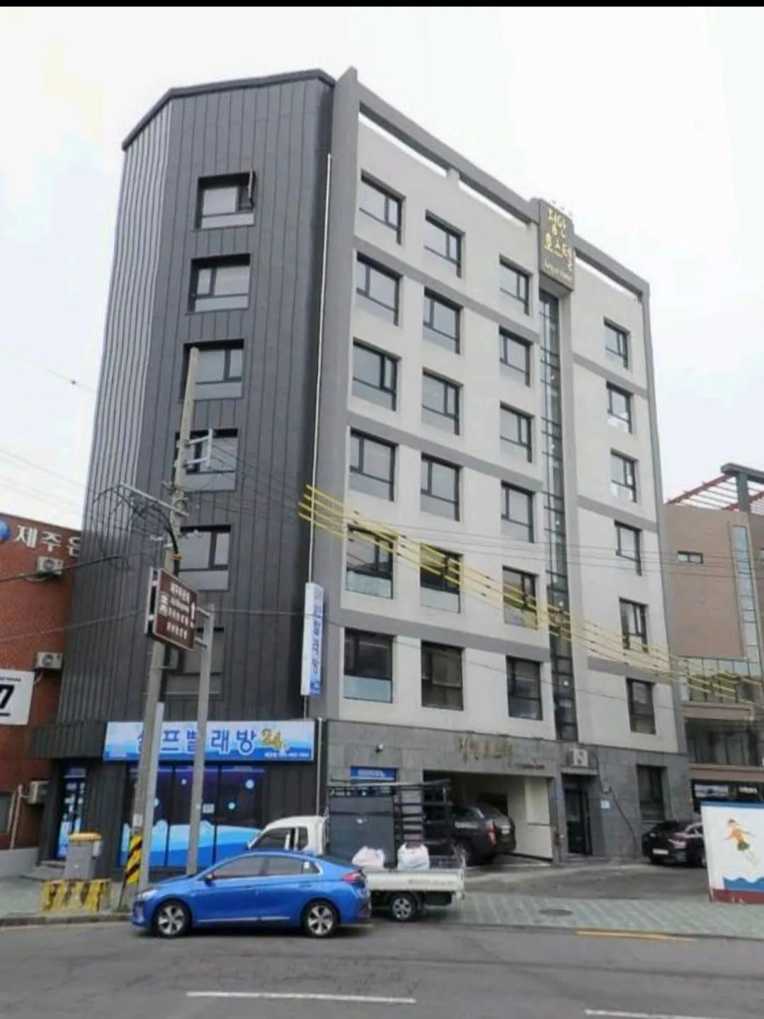 YongdamI-dong Airport-Adjacent Hotel Room