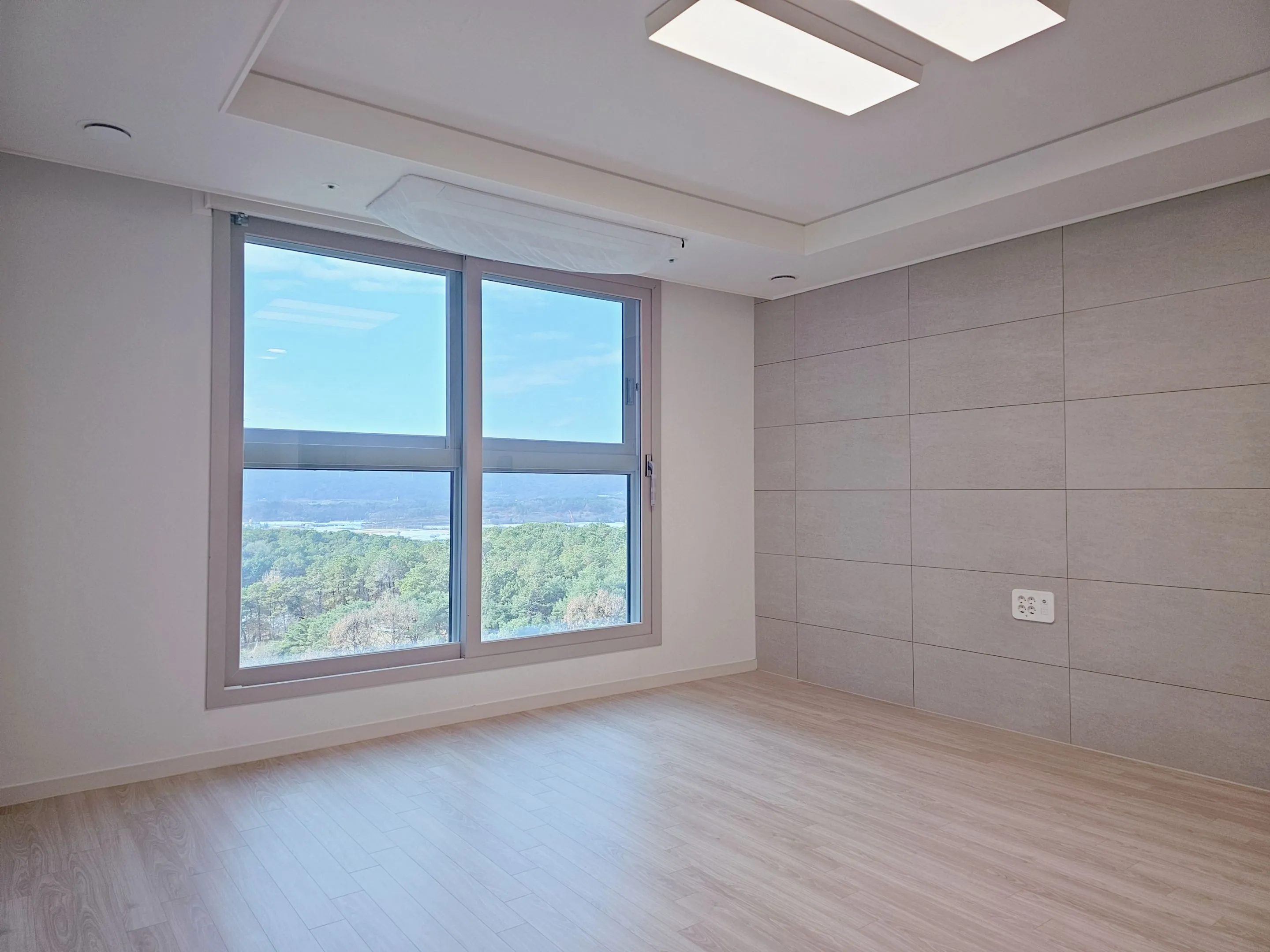 Yonggye-dong Forest View Three-Bedroom Apartment