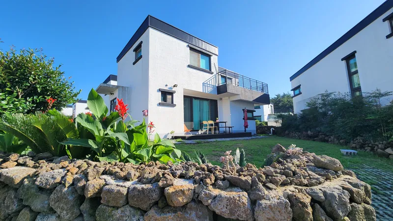 [Hallim, Jeju] 5 minutes by car from Hyeopjae, Geumneung, and Biyangdo, a two-story, stone-walled townhouse 33