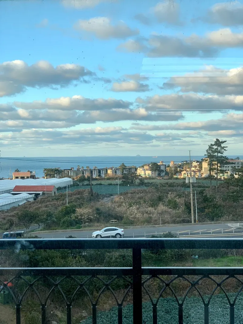 [제주 애월] 뻥 뚫린 파노라마 바다뷰와 한라산 조망 가능 최상의 가성비 숙소 36
