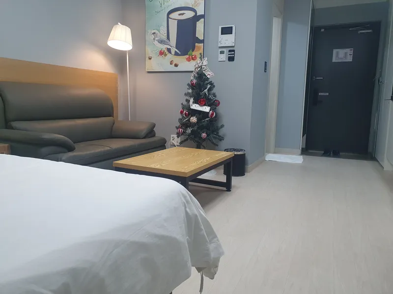 [Yeosu] Yeosu Beach Marina Yacht Club, waterfront swimming pool, romantic pojangmacha (traditional Korean food stall), and free parking are located in front of the accommodation. 4