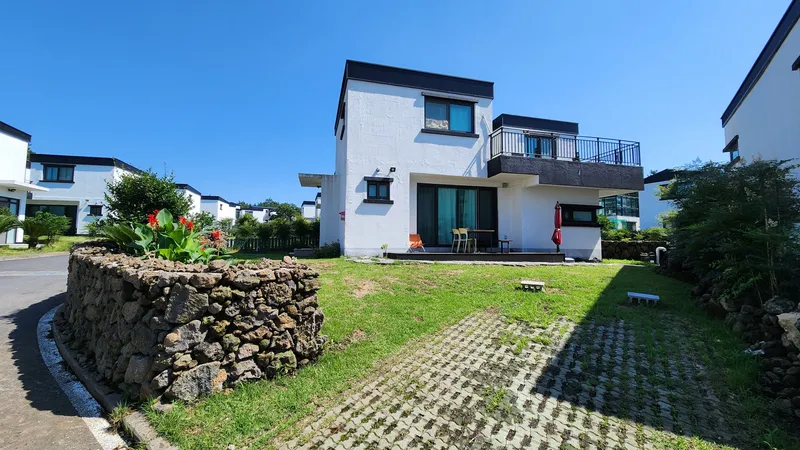 [Hallim, Jeju] 5 minutes by car from Hyeopjae, Geumneung, and Biyangdo, a two-story, stone-walled townhouse 36