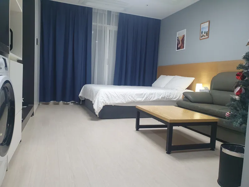 [Yeosu] Yeosu Beach Marina Yacht Club, waterfront swimming pool, romantic pojangmacha (traditional Korean food stall), and free parking are located in front of the accommodation. 5
