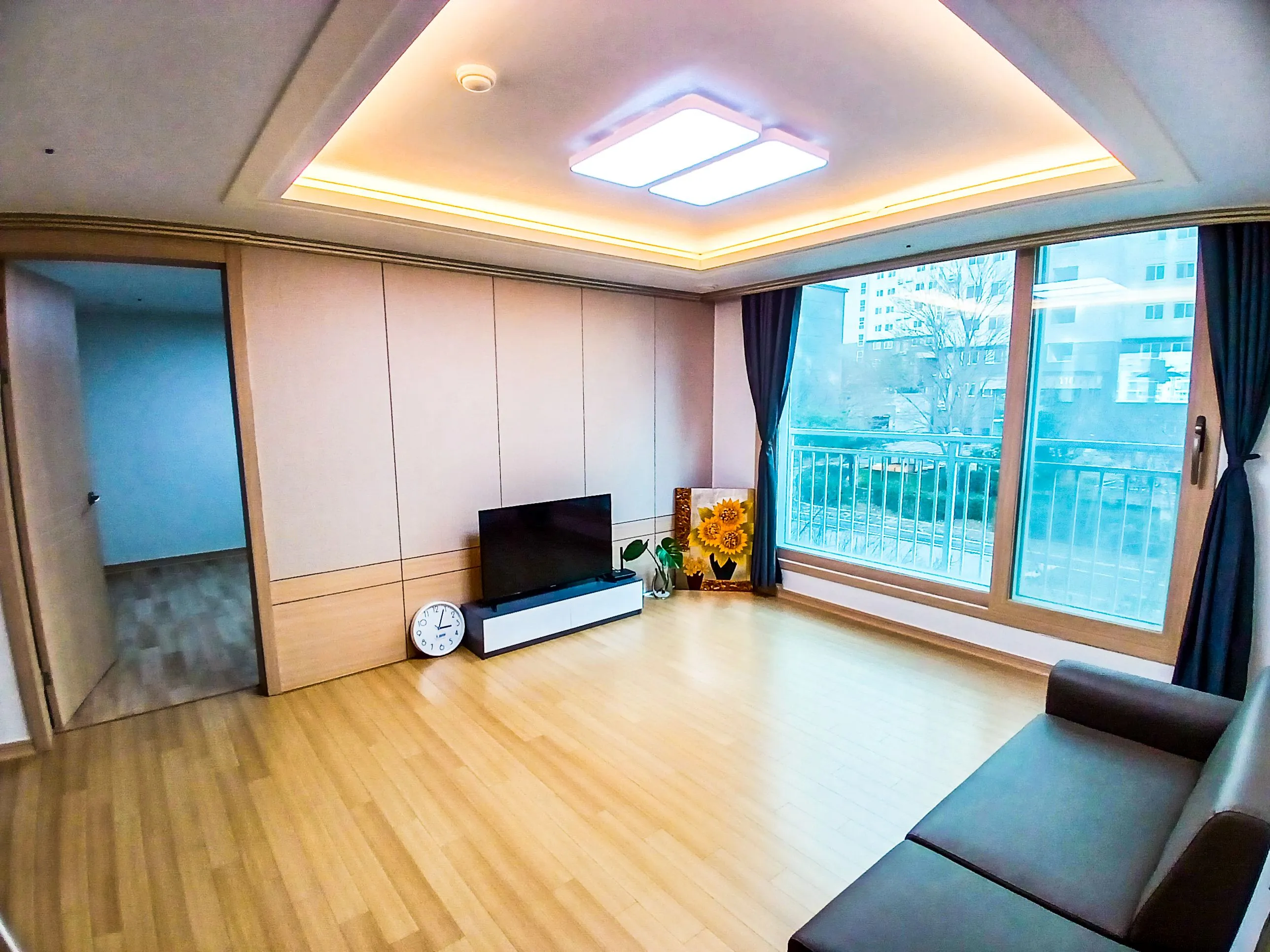 Sanbuk-dong Seaside Three-Bedroom Apartment