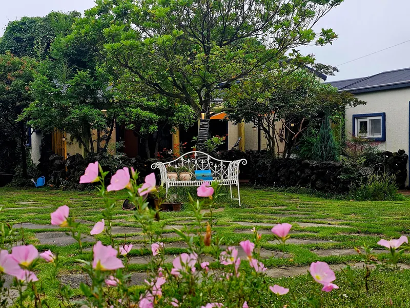 [Namwon, Seogwipo] 2-story detached house. Spacious yard. Ocean view. Jacuzzi. Three-room. BBQ. Foot volleyball. Pets 69