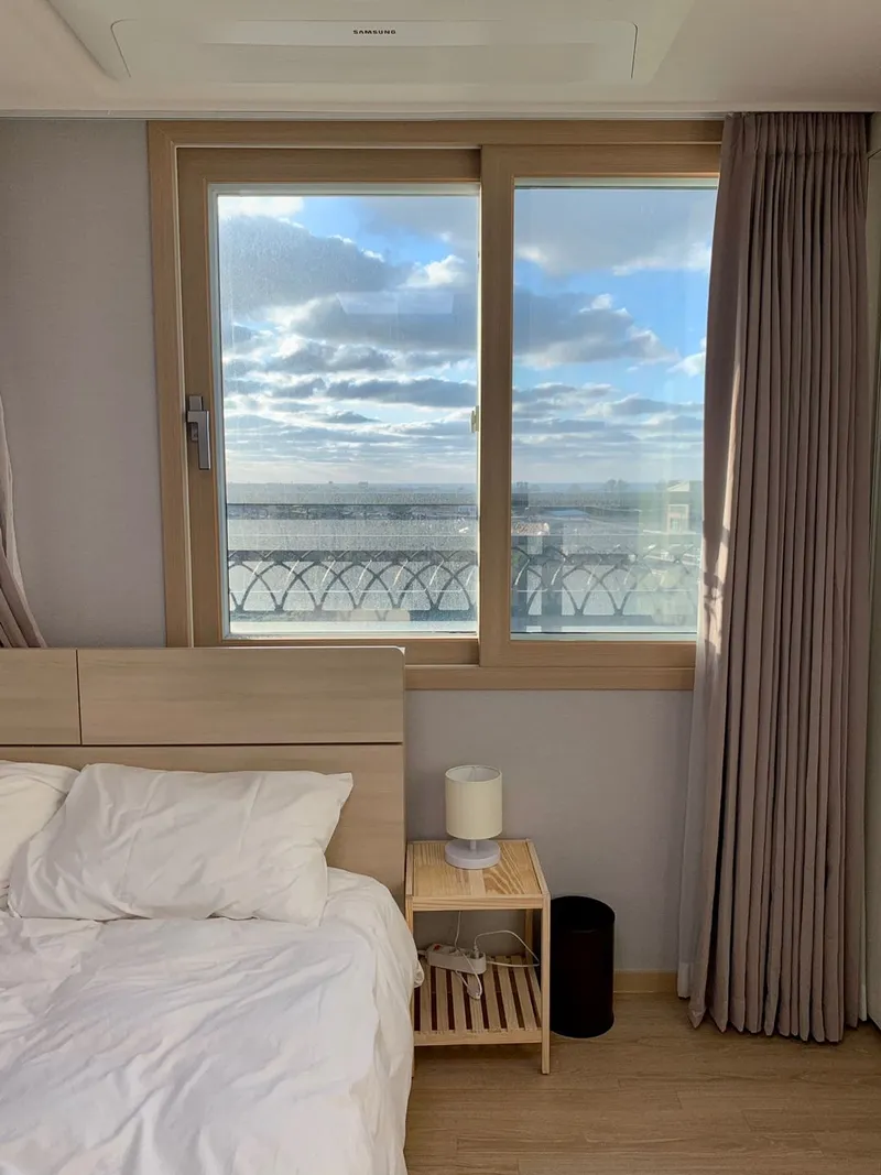 [제주 애월] 뻥 뚫린 파노라마 바다뷰와 한라산 조망 가능 최상의 가성비 숙소 9