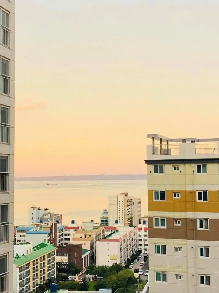 Haksan-dong Ocean View Three-Bedroom Apartment