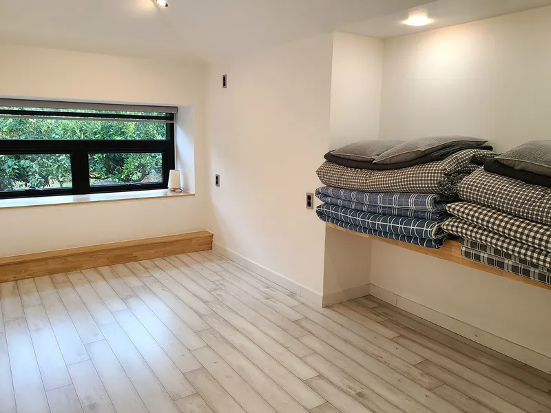 [Aewol, Jeju] Remodeled two-room traditional stone house B with a 100-year-old zelkova tree 6