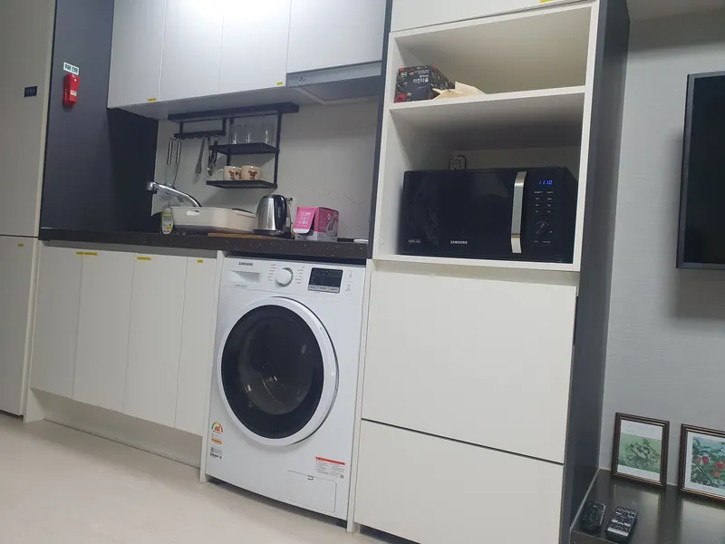 [Yeosu] Yeosu Beach Marina Yacht Club, waterfront swimming pool, romantic pojangmacha (traditional Korean food stall), and free parking are located in front of the accommodation. 16