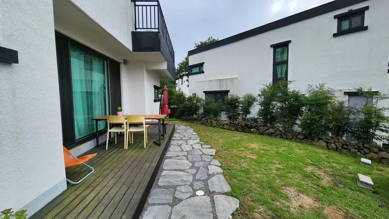 [Hallim, Jeju] 5 minutes by car from Hyeopjae, Geumneung, and Biyangdo, a two-story, stone-walled townhouse 34