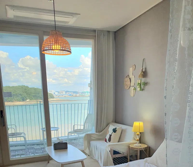 [Yeongjong, Incheon] Cool view / Peaceful ocean view. Close to airport (15 minutes away). Washer & dryer. 10