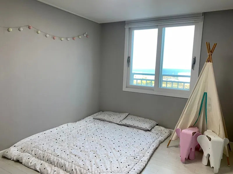 [Aewol, Jeju] Aired on Save Me Holmes Living room sea view Coastal road super close to the sea view 18