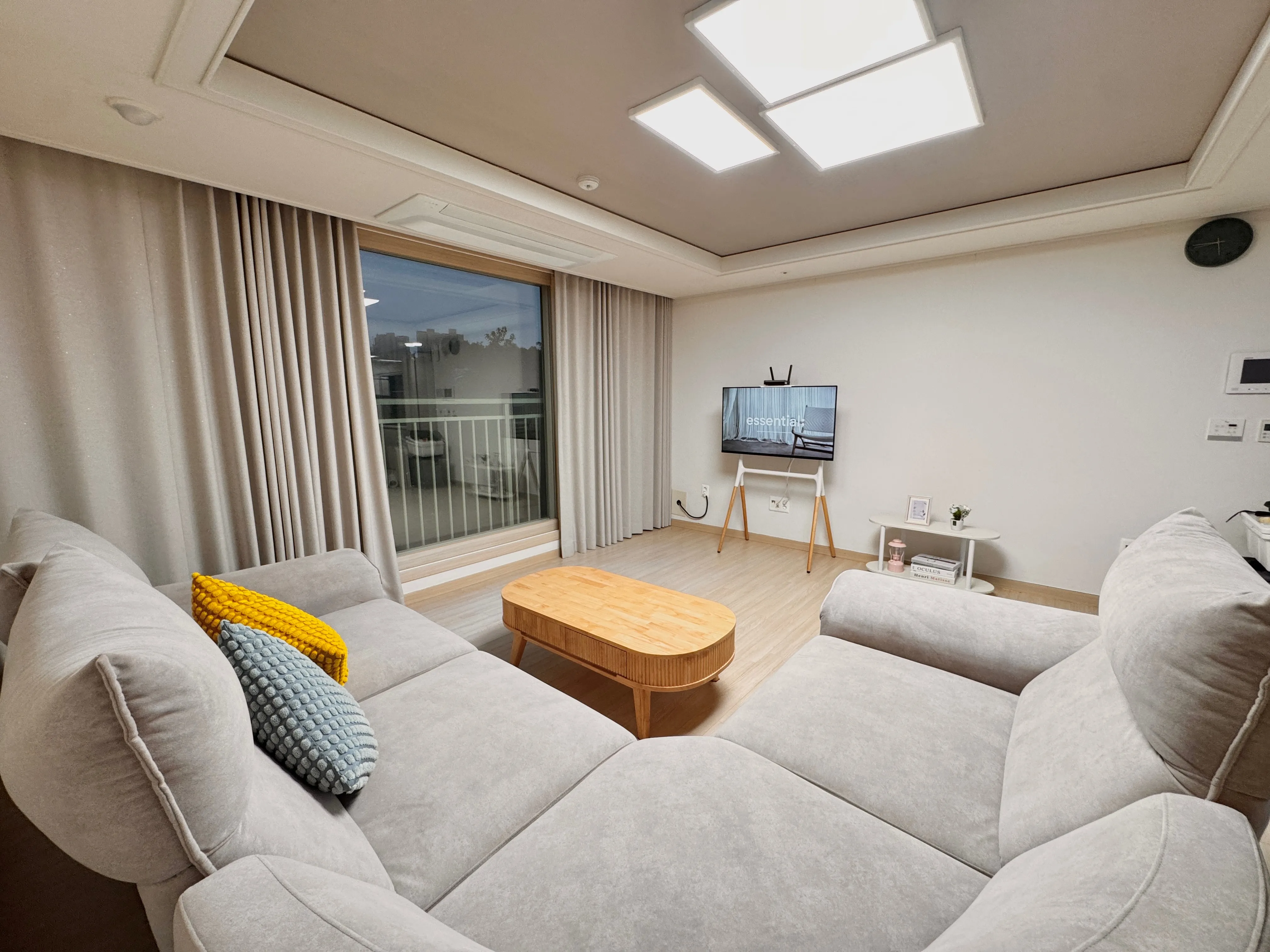 Haksan-dong Three-Bedroom Apartment Near Beach