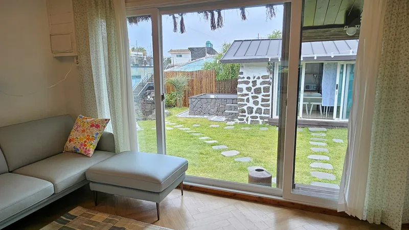 [Hallim, Jeju] Guideok Ocean View Jacuzzi Jeju Stone Wall Thatched House 20