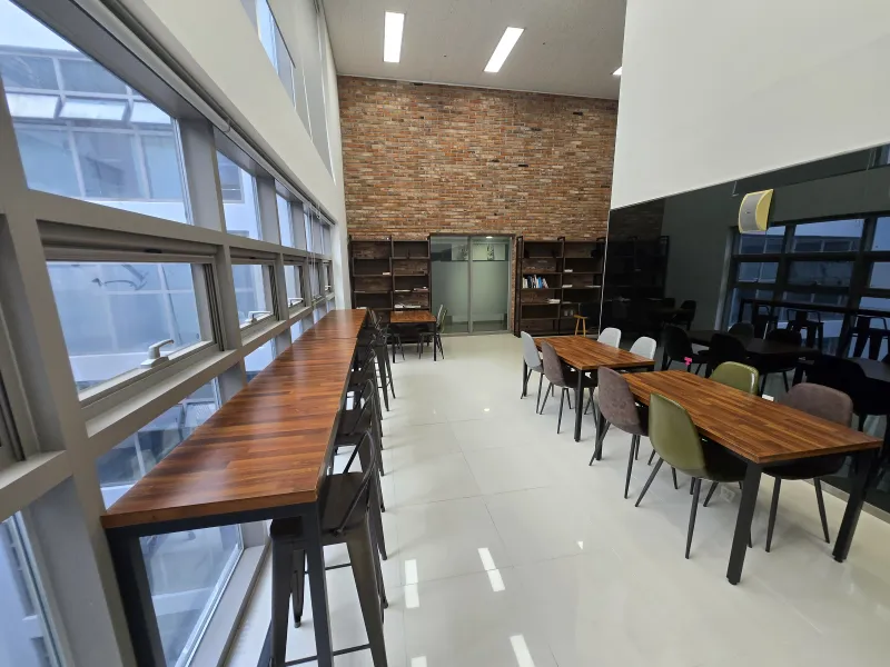 [Seodaemun, Seoul] 15-minute walk to Sinchon Severance Hospital / 4-minute walk to Ewha Womans Univ. Main Gate / 5-minute walk to Ewha Womans Univ. Station 27