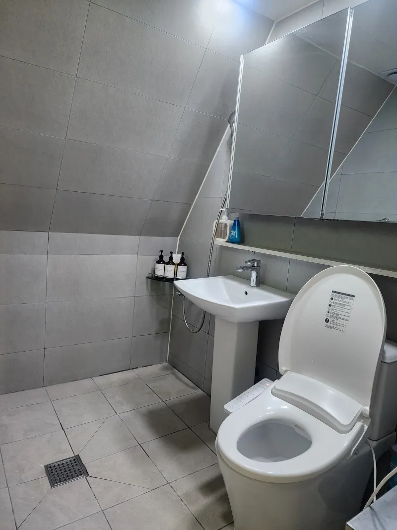 [Gwangjin, Seoul] 1 minute from Konkuk University Station, 4 rooms, 1.5 stories/Romantic duplex, large attic 18