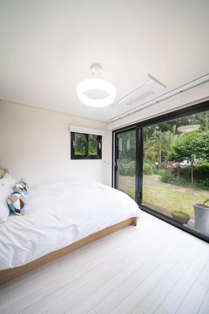 [Namwon, Seogwipo] A quiet rural village surrounded by tangerine orchards, a Nordic-style detached house_White Room 10