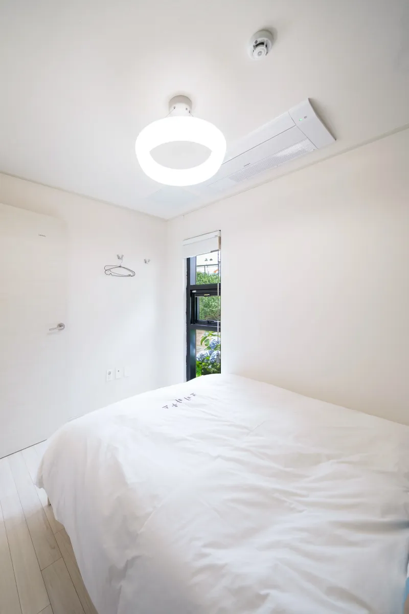[Namwon, Seogwipo] A quiet rural village surrounded by tangerine orchards, a Nordic-style detached house_White Room 16
