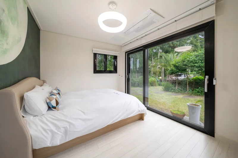 [Namwon, Seogwipo] A quiet rural village surrounded by tangerine orchards, a Nordic-style detached house_White Room 5