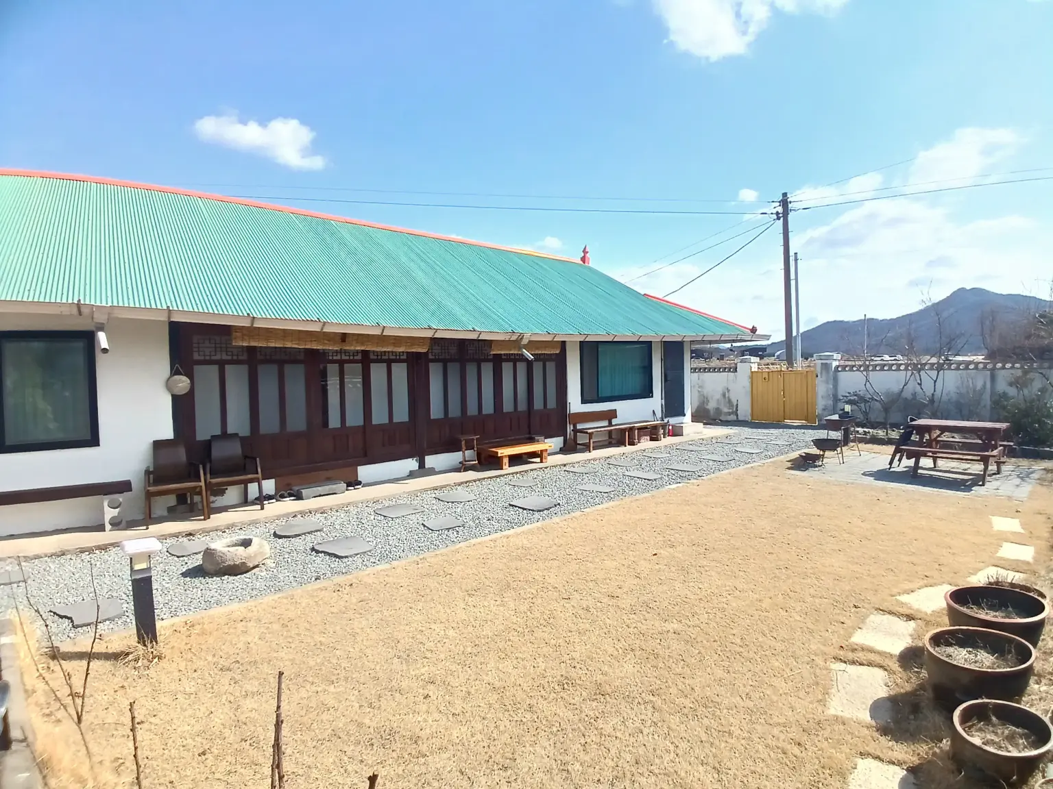 충남 공주 워케이션·마당 있는·시골 살기 독채 투룸·최대 6인 계룡산 뷰넓은 잔디마당 투룸 독채감성숙소애견 동반 대표 사진