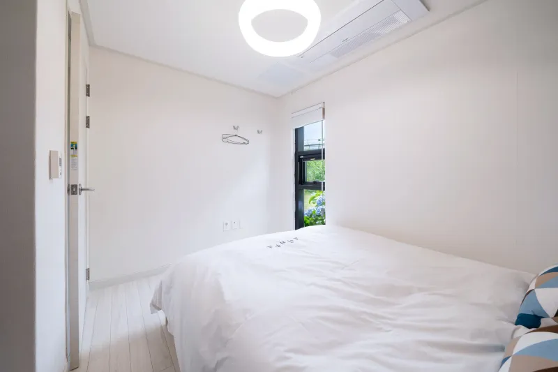 [Namwon, Seogwipo] A quiet rural village surrounded by tangerine orchards, a Nordic-style detached house_White Room 14