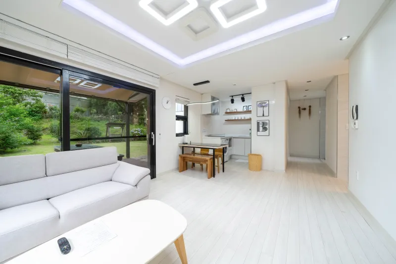 [Namwon, Seogwipo] A quiet rural village surrounded by tangerine orchards, a Nordic-style detached house_White Room 31