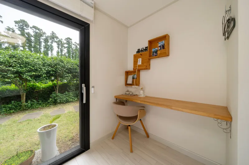 [Namwon, Seogwipo] A quiet rural village surrounded by tangerine orchards, a Nordic-style detached house_White Room 9