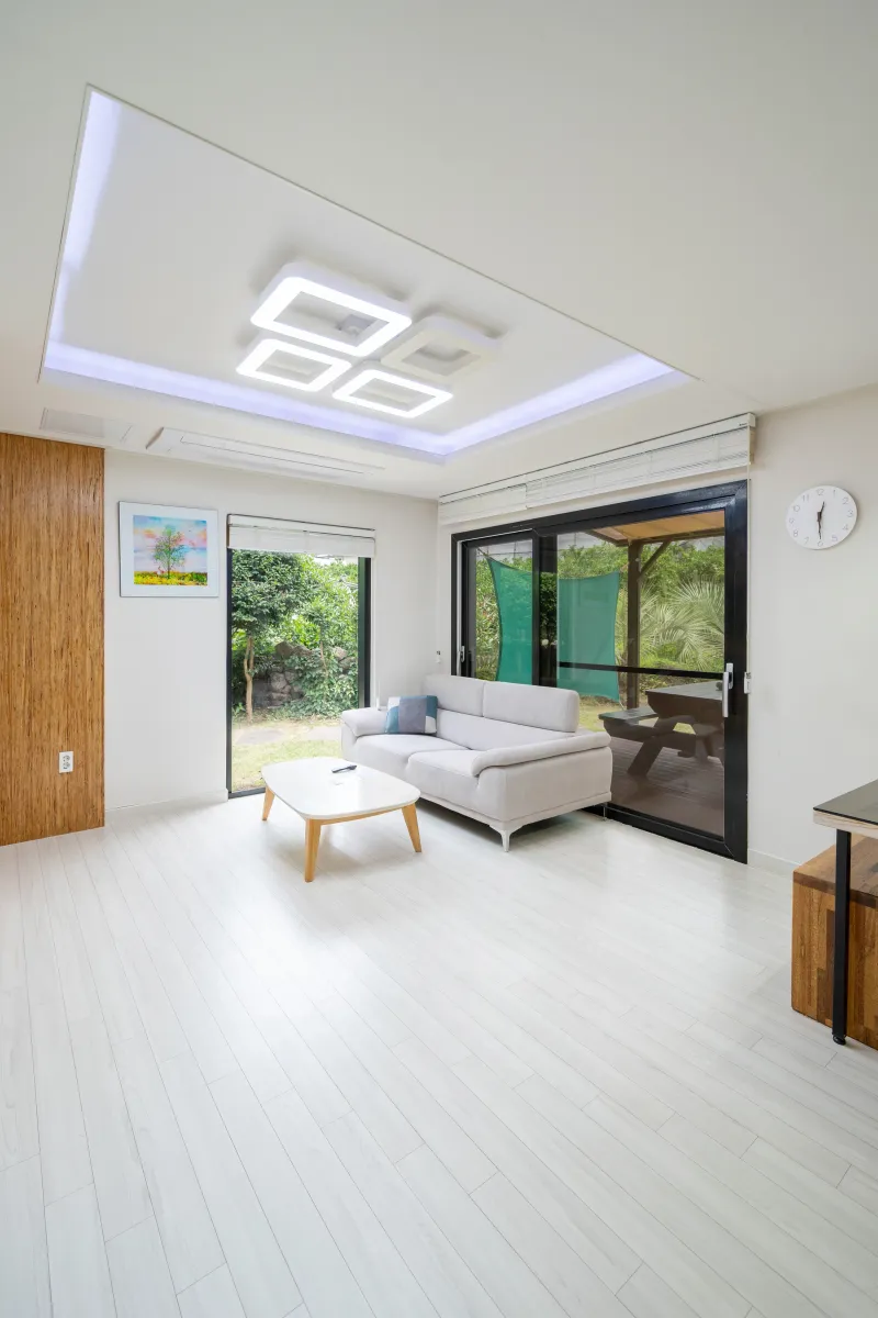 [Namwon, Seogwipo] A quiet rural village surrounded by tangerine orchards, a Nordic-style detached house_White Room 35