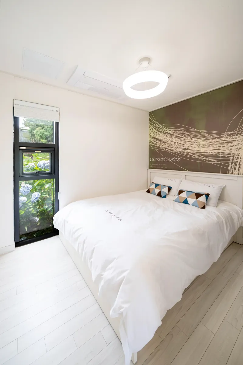 [Namwon, Seogwipo] A quiet rural village surrounded by tangerine orchards, a Nordic-style detached house_White Room 15