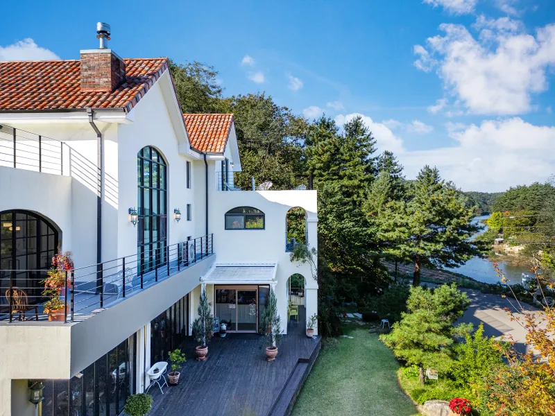 [Gangneung][Gangneung, Gangwon-do] A 55-pyeong duplex house with a European feel in the forest. 74