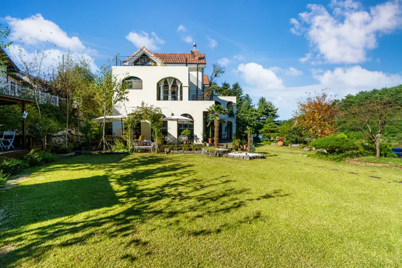 [Gangneung][Gangneung, Gangwon-do] A 55-pyeong duplex house with a European feel in the forest. 67