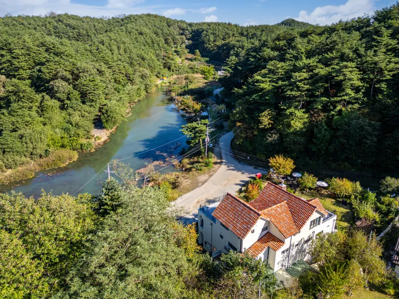 [Gangneung][Gangneung, Gangwon-do] A 55-pyeong duplex house with a European feel in the forest. 76