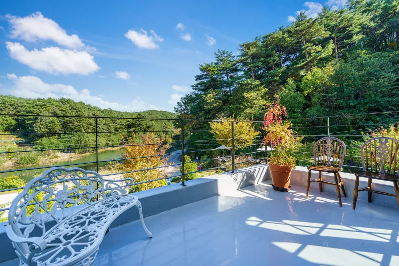 [Gangneung][Gangneung, Gangwon-do] A 55-pyeong duplex house with a European feel in the forest. 61