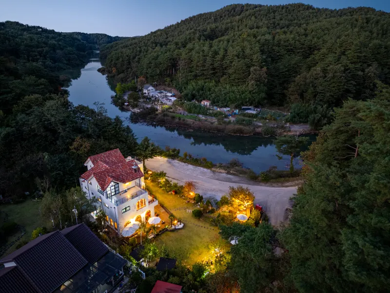 [Gangneung][Gangneung, Gangwon-do] A 55-pyeong duplex house with a European feel in the forest. 86