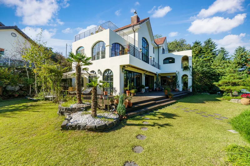 [Gangneung][Gangneung, Gangwon-do] A 55-pyeong duplex house with a European feel in the forest. 68