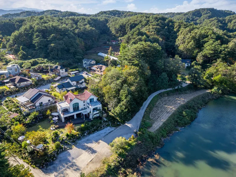 [Gangneung][Gangneung, Gangwon-do] A 55-pyeong duplex house with a European feel in the forest. 81