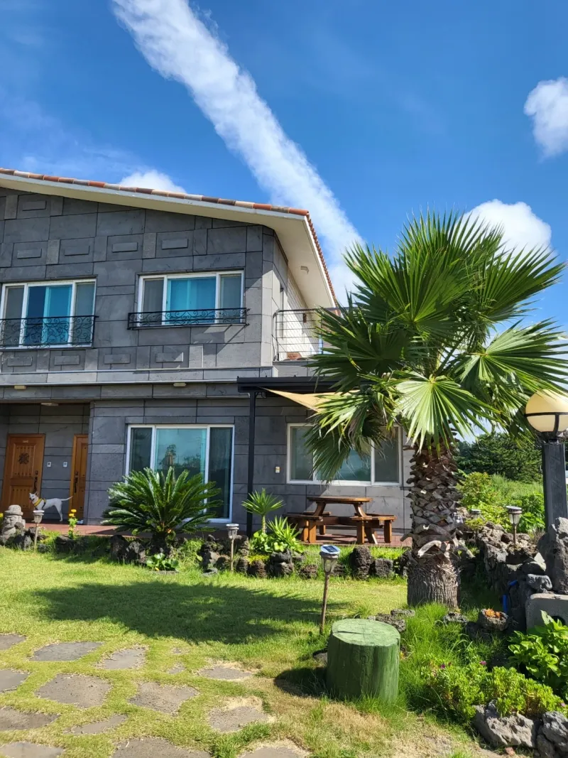 [Namwon, Seogwipo] 1st floor of a two-room country house with a stone wall and grass yard with a view of the ocean 7