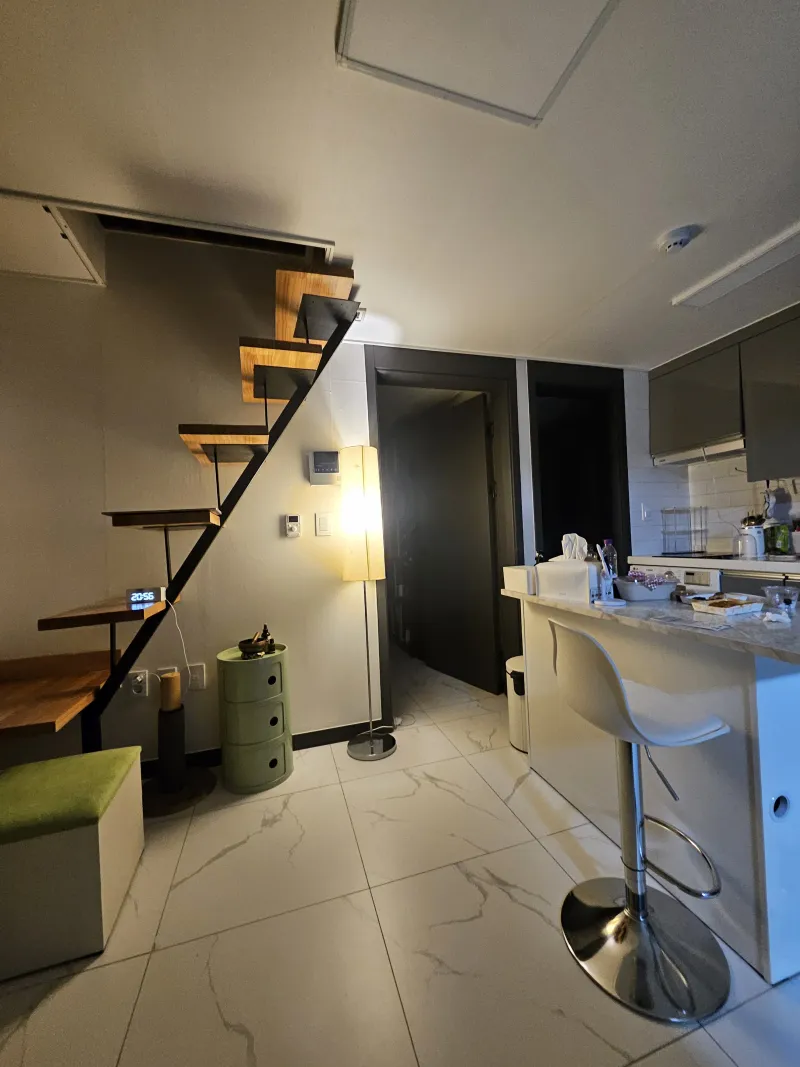 [Gangnam, Seoul] 5 Minutes from Eonju Station, Gangnam Station, Sinnonhyeon Hospital Tour, Duplex Room 9