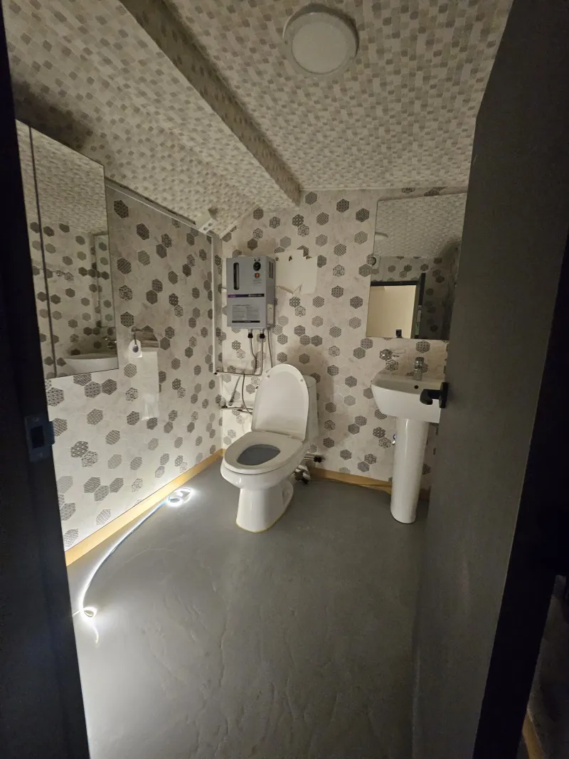 [Gangnam, Seoul] 5 Minutes from Eonju Station, Gangnam Station, Sinnonhyeon Hospital Tour, Duplex Room 12