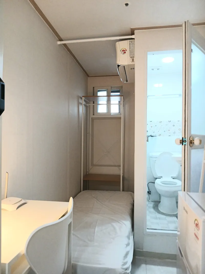 [Yeongdeungpo, Seoul] 4 meters from Daebang Station Exit 7 2