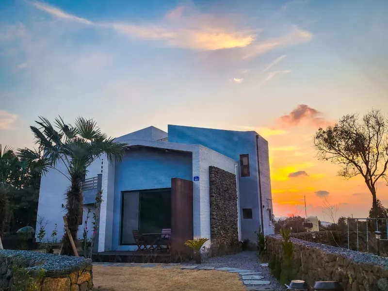[Aewol, Jeju] A cozy, white-toned, three-room, two-story house with a private pool. 40