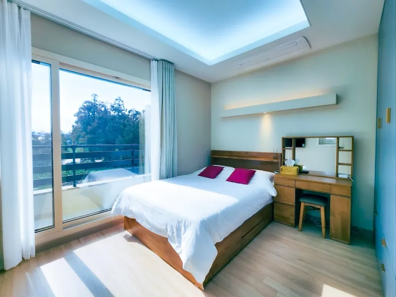 [Aewol, Jeju] A cozy, white-toned, three-room, two-story house with a private pool. 9