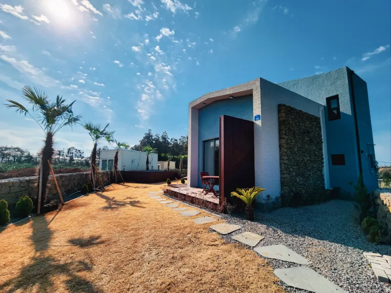 [Aewol, Jeju] A cozy, white-toned, three-room, two-story house with a private pool. 41