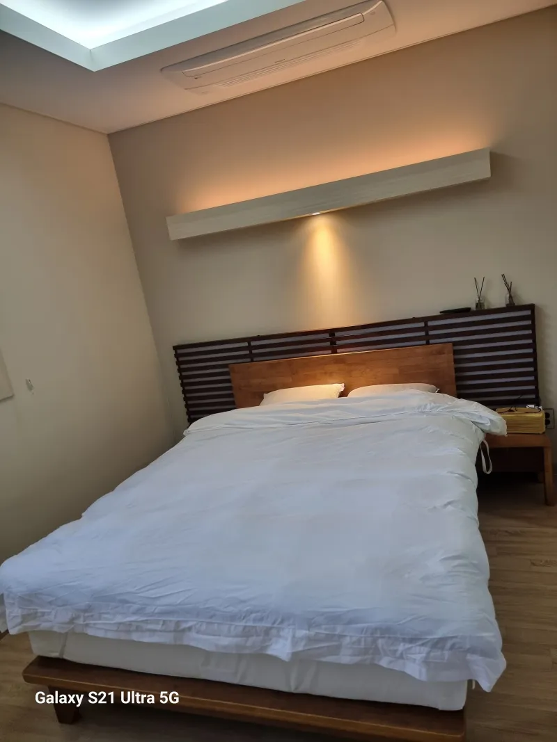 [Aewol, Jeju] A cozy, white-toned, three-room, two-story house with a private pool. 6