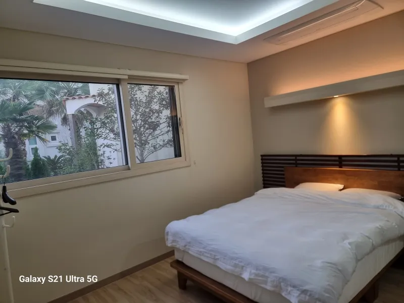 [Aewol, Jeju] A cozy, white-toned, three-room, two-story house with a private pool. 4